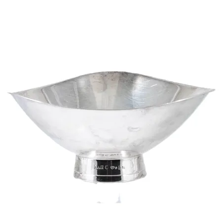 Skål på fot höjd 5,5cm bredd 12,5cm, stämplad P9 (1965), GAB (Guldsmedsaktiebolaget i Stockholm), S, kattfot, silver 96,7g.