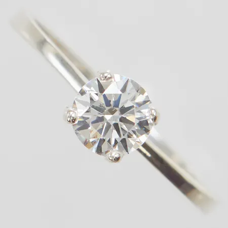 Ring med vit sten stl:19¼ bredd:2mm, silver 925/1000 Vikt: 1,8 g på auktion i City hos Pantbanken Sverige