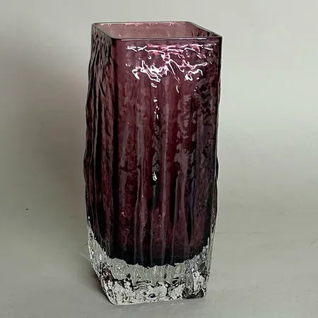 Vas plommonfärgad höjd ca 15cm bredd ca 6cm, pressglas