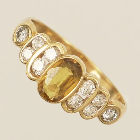 Ring med gul safir samt diamanter 10xca0,03ct, stl:16½, bredd 7,3mm ostämplad 18K Vikt: 2,1 g