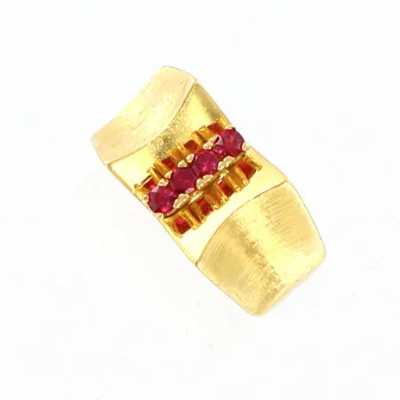 Ring med rosa stenar stl: 17, bredd: 6-9,5mm, storleksändrad, gravyr, 23K Vikt: 11,6 g på auktion i Malmö Centralen hos Pantbanken Sverige