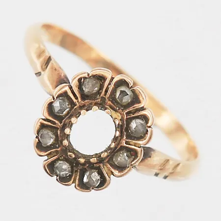 Ring med rosenstenar stl:17, bredd 2-11mm, mittsten saknas, 14K Vikt: 1,8 g