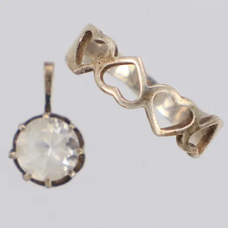Hänge med vit sten längd 16mm, 1 Ring hjärtan, stl:18¼, 835-925/1000 silver Vikt: 3,6 g