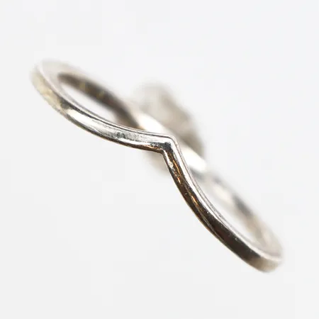 Ring, stl:19, bredd 1,4mm, något skev skena, 925/1000 silver. Vikt: 1,5 g