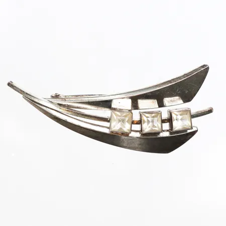 Brosch med vita stenar, längd 24mm, bredd 51,4mm, 835/1000 silver. Vikt: 5,8 g