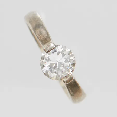 Ring med vit sten stl:18 bredd: 3,4mm, silver 925/1000 Vikt: 3,6 g