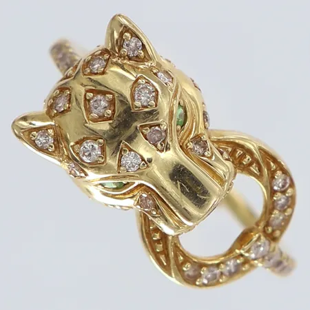 Ring panter med granater totalt 0,03ct samt diamanter totalt 0,25ctv enligt gravyr stl:16¾ bredd 1,3-10mm 18K.  Vikt: 3,6 g