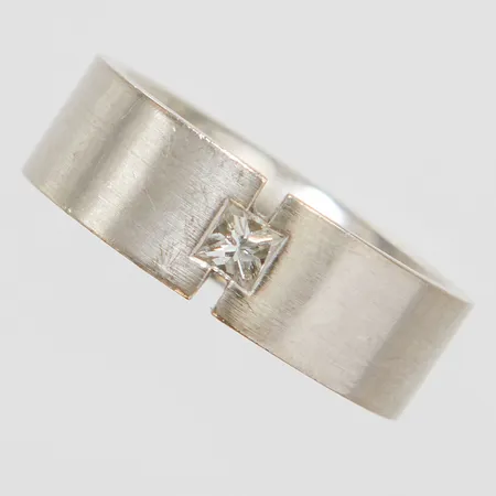Ring med prinssesslipad diamant 1x 0,17ct TW/S enligt gravyr stl:17¼ bredd: 7mm, vitguld, 18K Vikt: 14,6 g