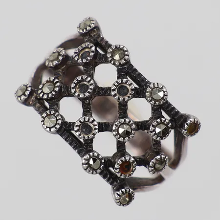 Ring med markasiter saknar sex stenar stl: ca 17¾ bredd: ca 3-13mm 925/1000 silver Vikt: 4,9 g