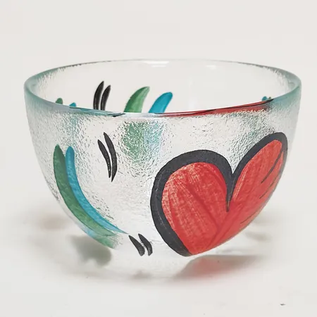 Skål Hearts Ulrica Hydman-Vallien för Kosta Boda handmålat glas höjd 7cm Ø11cm signerad. 