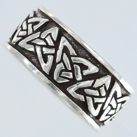 Ring med dekor i relief stl:19½ bredd 10mm Silver 925/1000 Vikt: 8,6 g