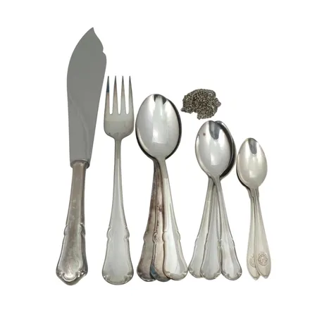 Diverse silverföremål, merparten bestick, tårtkniv med stål i bladet (bruttovikt 86,4 gram), defekter, gravyr, bruttovikt 310,6 gram Vikt: 310,6 g