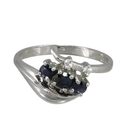 Ring silver 925/1000 Safirer & vita stenar, stl:17,0 mm, bredd 2-10,5 mm, stenar utan anmärkning Vikt: 2,1 g