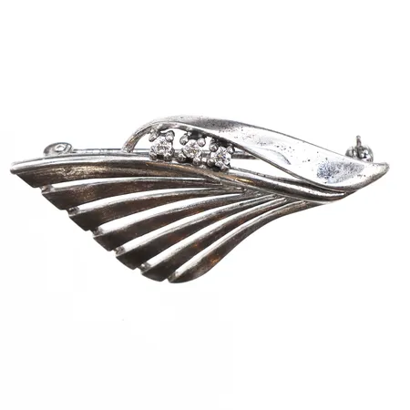 Brosch med vita stenar, längd 4-17,8mm, bredd 39,5mm, 925/1000 silver. Vikt: 3,5 g