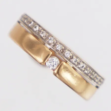 Ring diamanter 0,20ctv enligt gravyr stl:16¾, bredd 5,7-6mm, 18K Vikt: 5,4 g