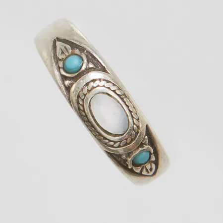 Ring med stenar stl:17¾ bredd: 3mm, silver 925/1000 Vikt: 2,7 g
