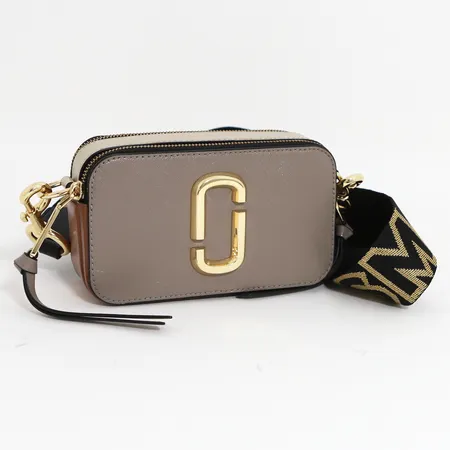 Väska Marc Jacobs Snapshot, beige samt ljusbrun med beslag i guldfärgad metall, svart rem löstagbar, två fack med dragkedja, utvändigt ett fack, 18,5x10,5x6,5cm, märkt Marc Jacobs, mindre bruksskick. 