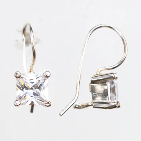Örhängen med vita stenar, längd 18,8mm, bredd 0,7-7mm, något ojämna krokar, 925/1000 silver. Vikt: 3,6 g