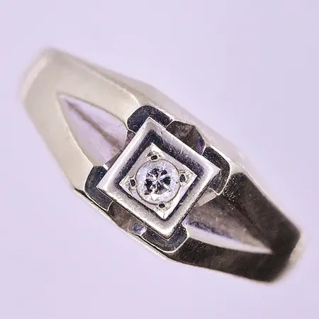 Ring med diamant 0,05ct stl:16½ bredd 3-7 mm vitguld 18K Vikt: 4,9 g