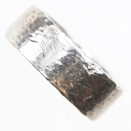 Ring, stl:16½, bredd 7,9mm, hamrad yta, 925/1000 silver.  Vikt: 12,2 g