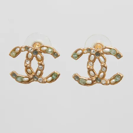 Örhängen Chanel Boucles Oreilles 16x21mm, gulmetall med stenar och odlade pärlor, kvitto från Birger Jarlsgatan 2018, etui, box. Vikt: 0 g