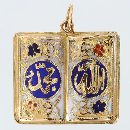 Hänge med emalj dekor mått 38x33mm ostämplad 18K  Vikt: 8,5 g