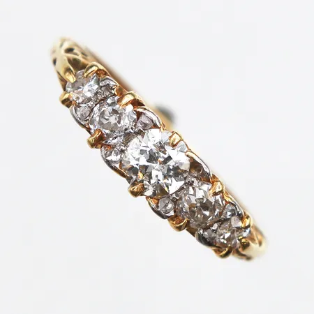 Ring med diamanter, gammalslipade 1 x ca 0,35ct, 2 x ca 0,10ct, 2 x ca 0,05ct, stl:16, bredd 1,7-4,5mm, 1 liten sten fattas, 18K. Vikt: 3,1 g