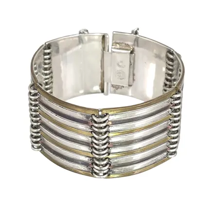 Armring halvstel modell trefärgad silver 925/1000 (sterling), inre mått 18,0 cm, bredd 34 mm, oidentifierad tillverkarstämpel, säkerhetskedja Vikt: 98,4 g