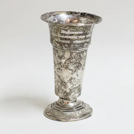 Pokal ca Ø9cm höjd 15,5cm, bucklig, defekt, gravyr, 830/1000 silver Vikt: 84,2 g