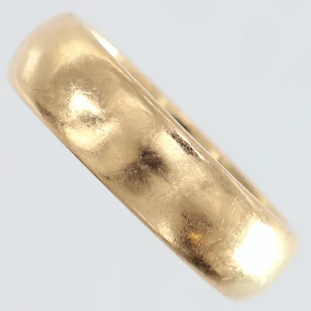 Ring slät stl:21¾ bredd 7mm gravyr 18K Vikt: 14,4 g