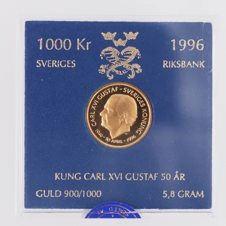 Mynt Kung Carl XVI Gustaf 50år 1996 mindre missfärgad fläck, plastetui, 21,6K Vikt: 5,8 g