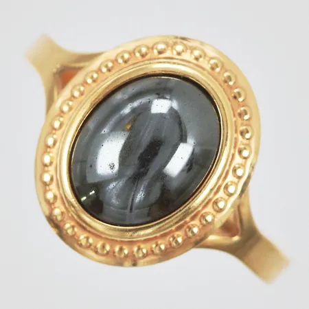 Ring med hematit stl: ca 17½ bredd: ca 2-19mm SGP med svensk kontrollstämpel 18K Vikt: 2,1 g