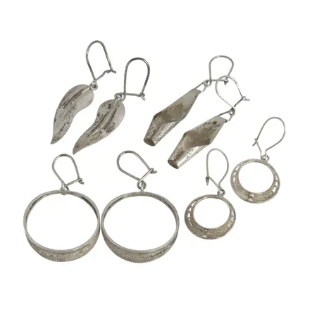 Örhängen silver 4 par, största par längd 42 mm, Ø24,5 mm (dekor i filigran) Vikt: 9,7 g