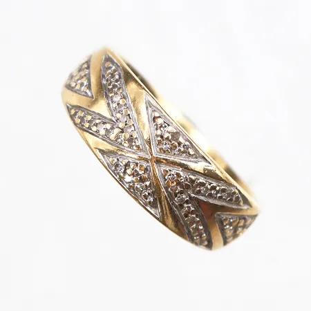 Ring med små diamanter, stl:16, bredd 3,3-6,5mm, vitguldsdetaljer, 18K. Vikt: 3,6 g
