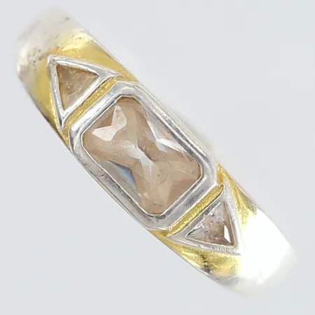 Ring med vita stenar stl:16½ bredd 5mm delvis förgylld silver 925/1000 Vikt: 2,3 g