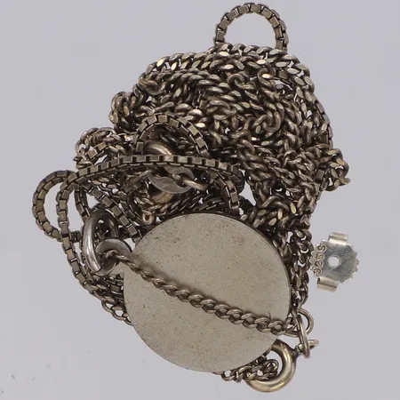 3 kedjor, 1 Hänge, 2 snurrebussr, bucklor, gravyr, 830/1000 silver Vikt: 14,1 g