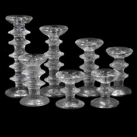 Ljusstakar "Festivo" Timo Sarpaneva Iittala, glas, 7 stycken, varierande storlekar, höjd 21 cm och mindre, flertalet med etiketter i behåll (en med signatur TS undertill i botten), fint skick utan anmärkning, vikt strax över 3700 gram Skickas med postpaket.