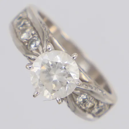 Ring med vit sten och diamanter totalt ca 0,87ct, stl:16½, bredd 9mm, vitguld, behöver rodieras om, 18K Vikt: 8,1 g