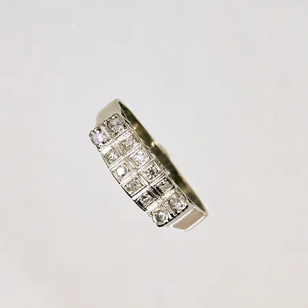Ring med diamanter antikslipade stl 19, 4x ca 0,02ct, 8x ca 0,01ct, bredd 2,2-5,7mm, vitguld, 18K Vikt: 3,5 g