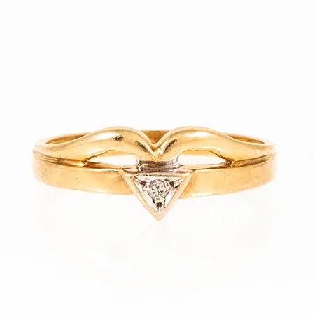 Ring med en briljantslipad diamant ca 0,02ct stl:18¼ bredd 2-7,6mm, 18K 2,7g. 