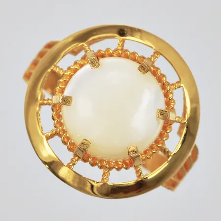 Ring med vit sten med små nagg stl: ca 18¾ Ø ca 2cm bredd: ca 2mm 21K Vikt: 6,5 g