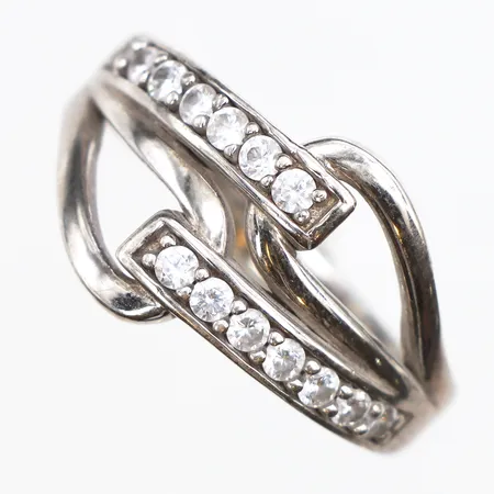 Ring med vita stenar, stl:19, bredd 2,8-13,9mm, 925/1000 silver. Vikt: 5,5 g