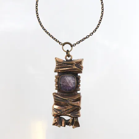 Collier, integrerat hänge med ametister, Pentti Sarpaneva Finland, längd 65cm, bredd 0,8mm, hänge 72,3 x 26,9mm, brons.