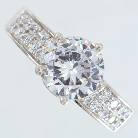 Ring med vita stenar stl:22 bredd10mm Silver 925/1000 Vikt: 8,5 g
