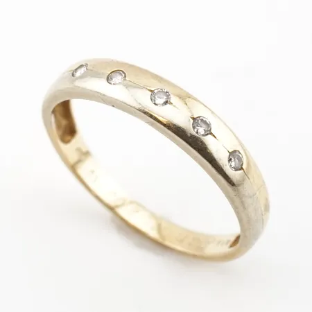 Ring m diamanter 0,10ct enligt gravyr, stl 18(57), bredd 4mm, 18k, gravyr Vikt: 2 g på auktion i Helsingborg hos Pantbanken Sverige