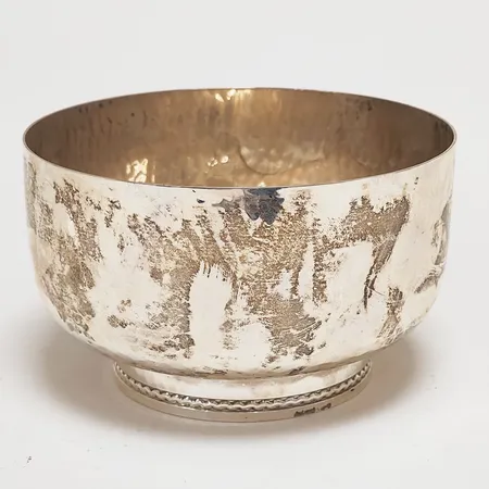 Skål med hamrad yta Ø12,7cm, höjd: 8cm, silver 925/1000 Vikt: 322,8 g