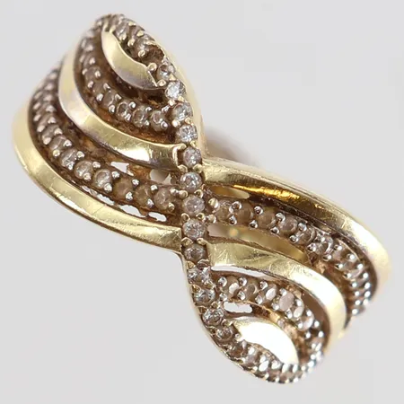 Ring med vita stenar stl:18 bredd 2,4-10mm stenar saknas 14K.  Vikt: 3,7 g