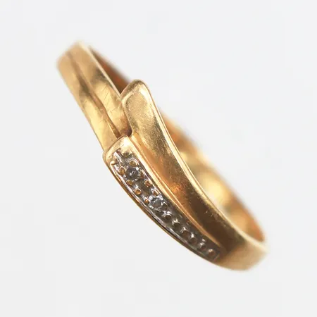 Ring med vita stenar, GFAB, stl:17, bredd 1,4-4,4mm, 1 sten fattas, något ojämn skena, 18K. Vikt: 1,6 g