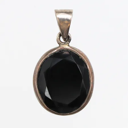 Hänge med onyx, längd 20mm, bredd 2,8-11,1mm, 830/1000 silver. Vikt: 1,1 g