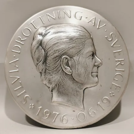 Väggrelief Silvia drottning av Sverige 1976 06 19 Lagerströms Silver certifikat på baksida nummer:0467 fylld baksida repor samt fläckar silver 999/1000 Vikt: 386,3 g
